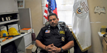 Criminales usan la IA para extorsionar a familias de migrantes perdidos en la frontera