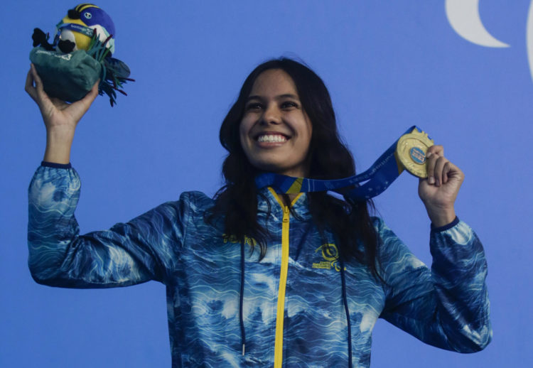 María Barrera de Colombia posa con la medalla de oro en 400m libre S10 femenino hoy, durante los Juegos Parapanamericanos 2023, en Santiago (Chile). EFE/Ailen Díaz