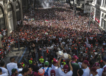Fluminense se da un baño de masas en el centro de Río en su celebración oficial del título