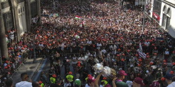 Fluminense se da un baño de masas en el centro de Río en su celebración oficial del título