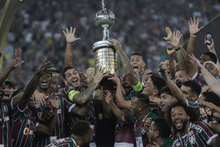 Jugadores de Fluminense levantan la Copa Libertadores 2023 en el estadio de Maracaná, en Río de Janeiro (Brasil), en una fotografía de archivo. EFE/Antonio Lacerda