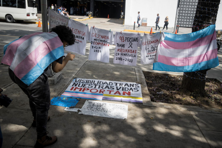 Fotografía de archivo fechada el 20 de noviembre del 2023 donde se observa a un grupo de personas manifestarse en defensa de derechos de las personas trans, en las inmediaciones del Ministerio Público, en Caracas (Venezuela). EFE/Miguel Gutiérrez