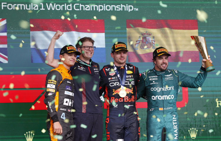 AME3783. SAO PAULO (BRASIL), 05/11/2023.- El británico Lando Norris (i) de McLaren, el neerlandés Max Verstappen (c) de Red Bull Racing y el español Fernando Alonso (d) de Aston Martin, celebran hoy, al final del Gran Premio de Sao Paulo (Brasil) de Fórmula 1, en el circuito de Interlagos. EFE/ Sebastiao Moreira