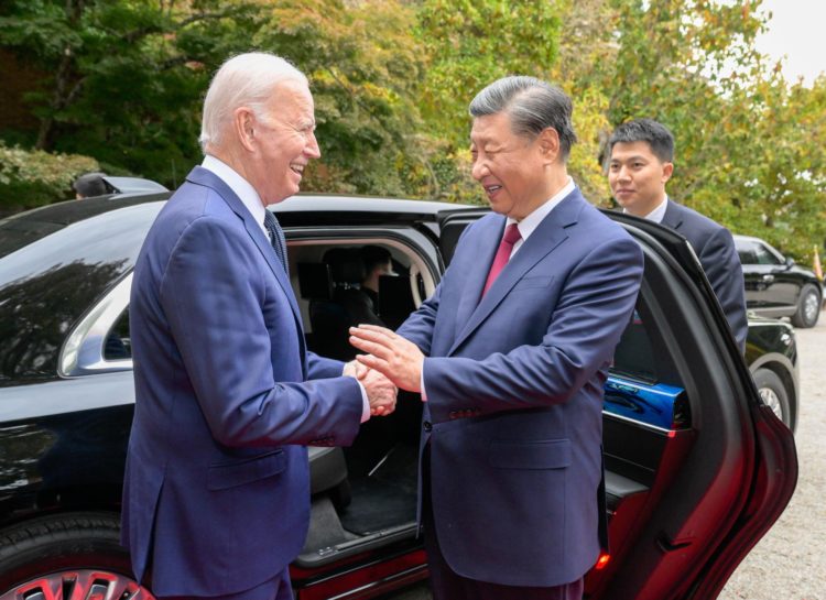 El presidente estadounidense Joe Biden (i) despide al presidente chino Xi Jinping tras la reunión que han mantenido en Filoli Estate en Woodside, al sur de San Francisco, California, EE.UU., 15 Noviembre de 2023 EFE/XINHUA / LI XUEREN