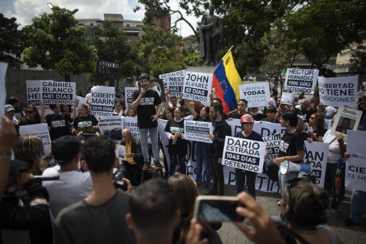 Manifestantes exigen la libertad de "casi 300 presos políticos" hoy, en Caracas (Venezuela). EFE/Miguel Gutiérrez