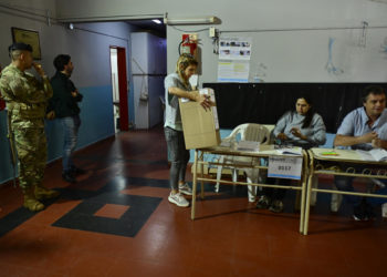 Un 30 % del padrón electoral había votado en Argentina hasta el mediodía