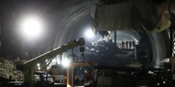 Rescatan con éxito a los 41 trabajadores atrapados por 17 días en un túnel en la India