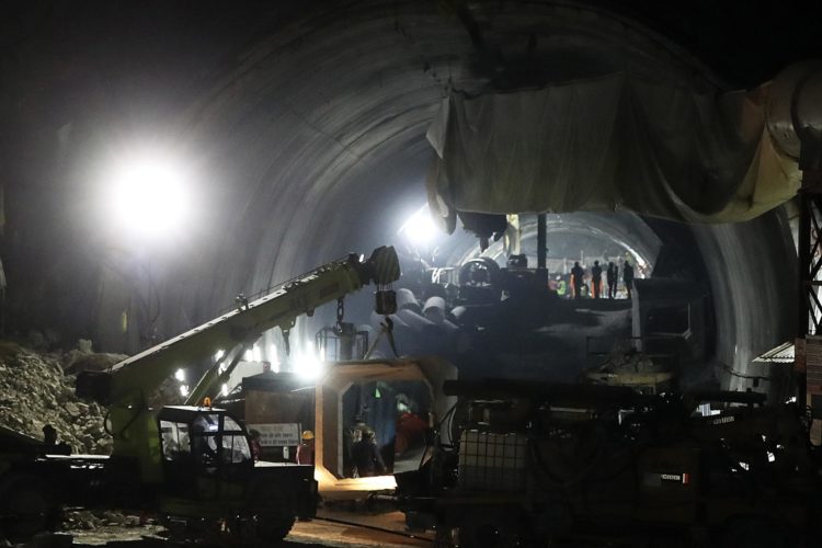 Maquinaria pesada dentro del túnel que se hundió en Uttarkashi. EFE/EPA/HARISH TYAGI
