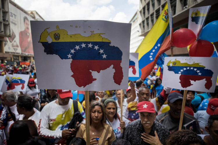 Personas apoyan el referéndum consultivo por la zona en reclamación de El Esequivo, el 10 de noviembre del 2023, en Caracas (Venezuela). EFE/ Miguel Gutierrez