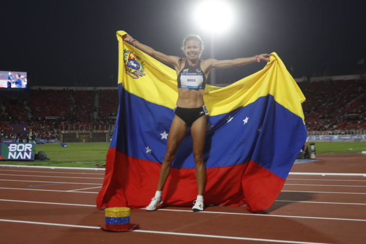 Joselyn Brea de Venezuela celebra al ganar 1.500m femenino hoy, durante los Juegos Panamericanos 2023 en el estadio Nacional, en Santiago (Chile). EFE/Osvaldo Villarroel