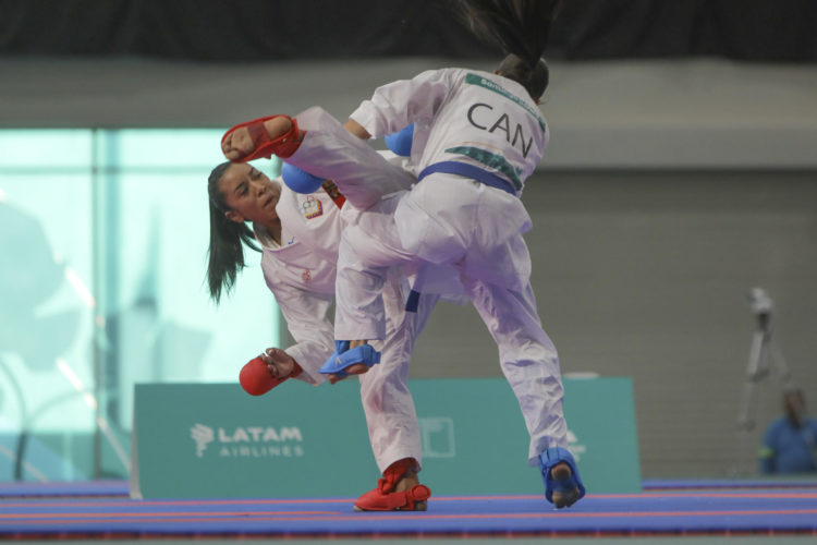 Yorgelis Salazar (i) de Venezuela enfrenta a Yamina Lahyanssa de Canadá en la final de karate -50kg hoy, durante los Juegos Panamericanos 2023 en Santiago (Chile).- EFE/ Lucas Aguayo Araos