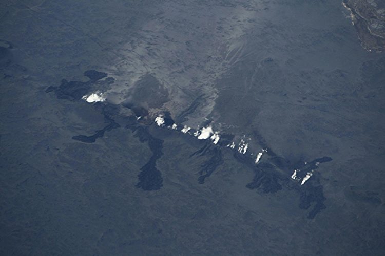 En la imagen de archivo, vista aérea de unas nubes de humo y vapor saliendo de una fisura en una zona cubierta por lava al norte del glacial Vatnajokull en Islandia. EFE/Golli