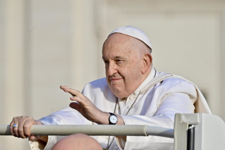 El papa Francisco saluda desde el papamóvil a su llegada a la audiencia general en la Plaza de San Pedro, Ciudad del Vaticano, el 22 de noviembre de 2023. EFE/EPA/ALESSANDRO DI MEO