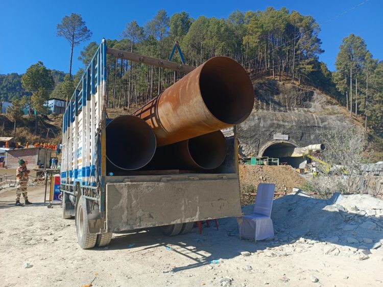 Un camión transporta grandes tuberías con destino al túnel en construcción en el que 41 obreros están atrapados en el norte de la India. EFE/EPA/ABHYUDAYA KOTNALA