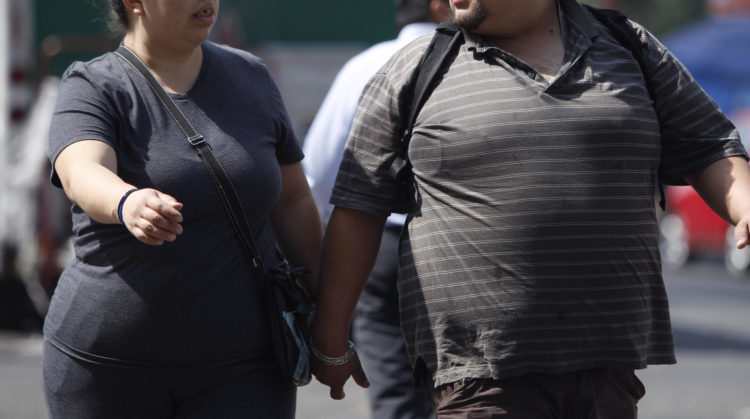 En la imagen de archivo, personas con obesidad caminan en Ciudad de México (México). EFE/Sáshenka Gutiérrez