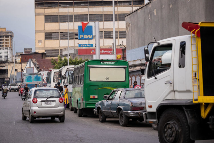 Personas hacen fila con sus vehículos en una estación de gasolina, el 30 de octubre de 2023, en Caracas (Venezuela). EFE/ Rayner Peña R