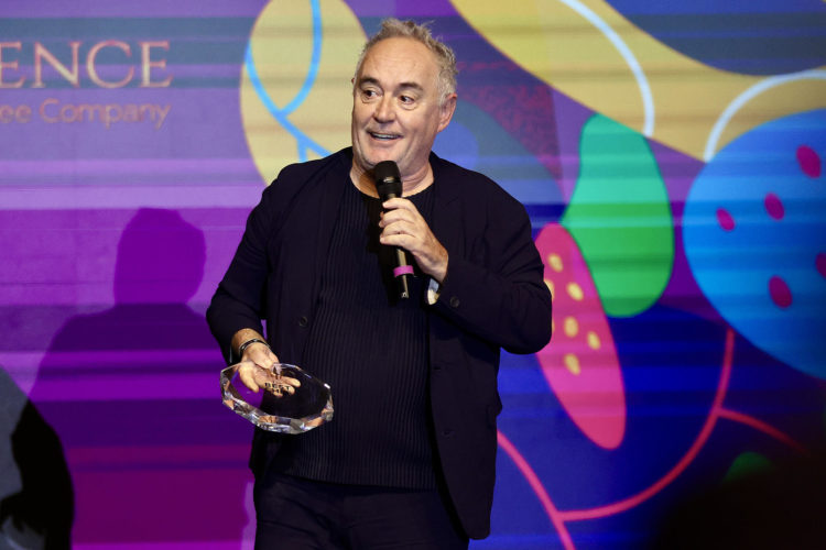 El chef español Ferran Adrià habla hoy tras recibir el premio 'Legend Award', durante la gala The Best Chef Awards 2023 en la ciudad de Mérida (México). EFE/Lorenzo Hernández