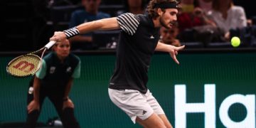 Tsitsipas se impone a Zverev y se asegura el billete a Turín