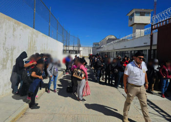 Autoridades de México hallan a 123 migrantes encerrados en un tráiler