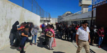 Autoridades de México hallan a 123 migrantes encerrados en un tráiler