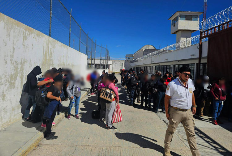 Fotografía manipulada de origen, cedida hoy por el Instituto Nacional de Migración (INM), que muestra a un grupo de migrantes que fue rescatado por las autoridades, en el municipio de Matehuala, San Luis Potosí (México). EFE/ INM/ SÓLO USO EDITORIAL/SÓLO DISPONIBLE PARA ILUSTRAR LA NOTICIA QUE ACOMPAÑA (CRÉDITO OBLIGATORIO)