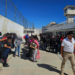 Autoridades de México hallan a 123 migrantes encerrados en un tráiler