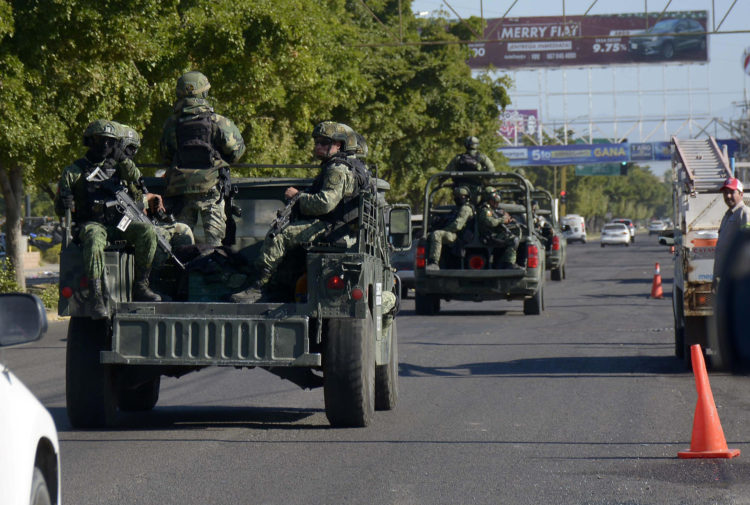 Fotografía de archivo de miembros del Ejército mexicano que patrullan en la ciudad de Culiacán, estado de Sinaloa (México). EFE/ Juan Carlos Cruz