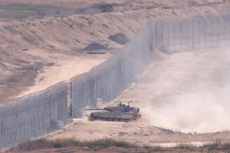 Un tanque israelí cruza la valla de seguridad entre Israel y Gaza en la parte norte de la Franja de Gaza, visto desde Sderot, Israel, el 12 de noviembre de 2023. EFE/EPA/NEIL HALL