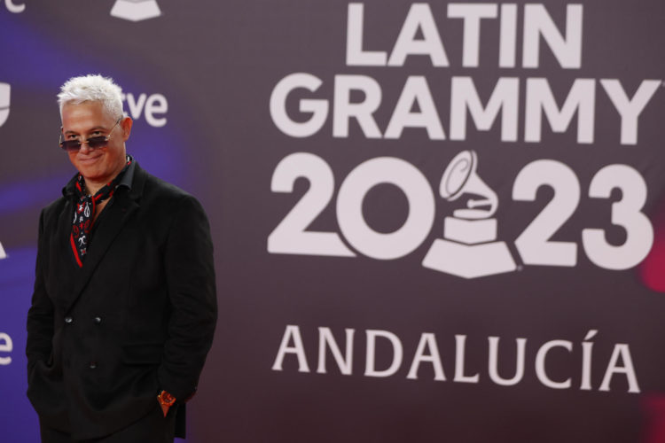 El cantante Alejandro Sanz posa para los fotógrafos en la alfombra roja de la gala anual de los Latin Grammy, este jueves en Sevilla. EFE/Jorge Zapata