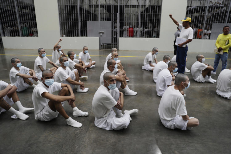 Unos presos se sientan en el Centro de Confinamiento para el Terrorismo (Cecot), en una fotografía de archivo. . EFE/Rodrigo Sura