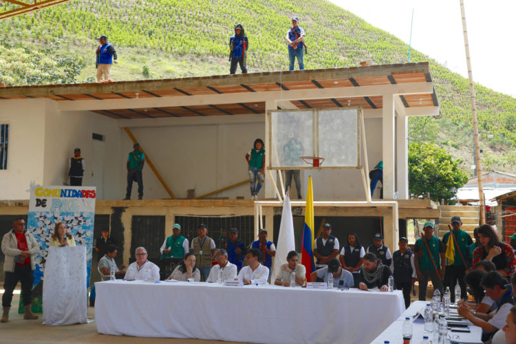 Fotografía de archivo, tomada el pasado 19 de septiembre, en la que se registró una mesa de diálogo entre delegados del Gobierno colombiano y del Estado Mayor Central (EMC), principal disidencia de la antigua guerrilla de las FARC, en Suárez (Cauca, Colombia). EFE/Ernesto Guzmán