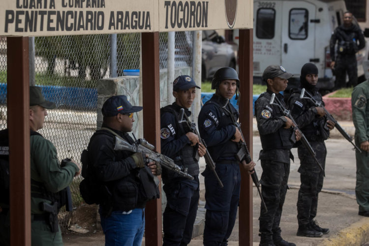 Fotografía del 23 de septiembre del 2023 donde se observan militares durante un operativo de seguridad en el centro penitenciario "Tocorón" (Venezuela). EFE/ Miguel Gutierrez