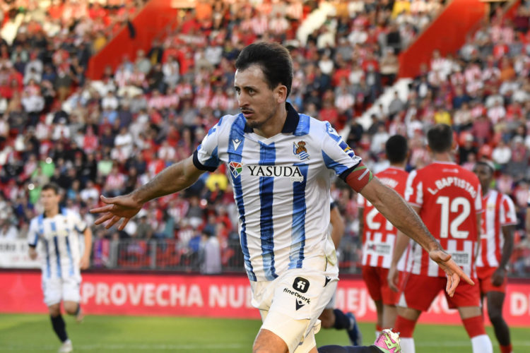 El jugador de la Real Sociedad Mikel Oyarzabal celebra un gol ante el Almería durante el partido de Liga disputado este sábado en el Power Horse Stadium de Almería. EFE/Carlos Barba