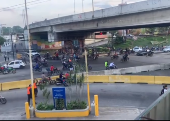 Un paño de agua tibia: En hora y media de protesta motorizados vigienses consiguieron les surtan combustible