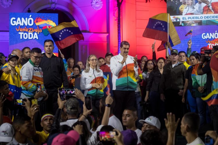 El presidente venezolano Nicolas Maduro (c) participa en un acto de celebración de los resultados del referéndum por El Esequibo, el 3 de diciembre del 2023, en Caracas (Venezuela). EFE/Miguel Gutiérrez