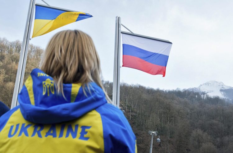 Una bandera de Ucrania (i), ondea al lado de una de Rusia en foto de archivo de Julian Stratenschulte. EFE