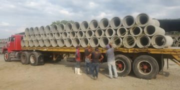 Llega camión con tubos de concreto para continuar reparaciones en Boconó
