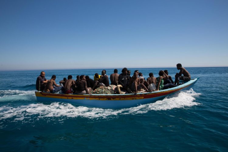 Vista de personas rescatadas tras un naufragio en costas de Libia, en una fotografía de archivo. EFE/Stringer