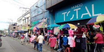 El comercio informal gana espacios a medida que se acerca la Navidad