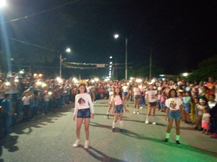 Fiesta colectiva en el encendido de luces del Doce, municipio La Ceiba.