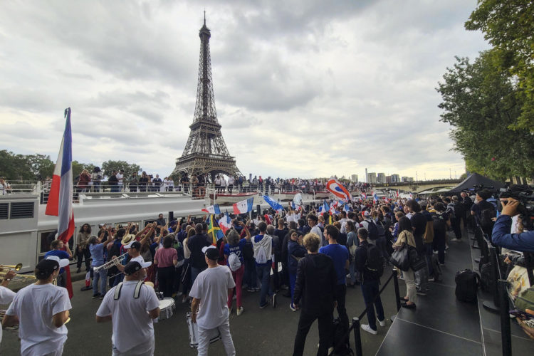 Decenas de personas animan a los deportistas olímpicos y paralímpicos durante el acto de presentación de la antorcha de los Juegos Olímpicos de París 2024, el pasado julio. EFE/ Edgar Sapiña Manchado
