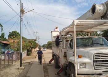 Alcaldía de Sucre responde a los vecinos del Horcón instalándoles las lámparas solicitadas