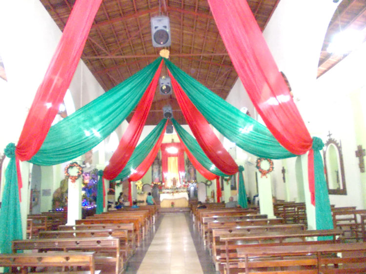 La Nave Central del templo San Juan Bautista  adornada con los colores de la Navidad.