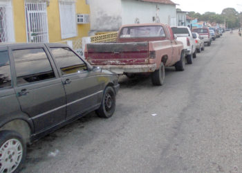 Largas colas en espera de gasolina que les habían prometido llegaba antes del referendo
