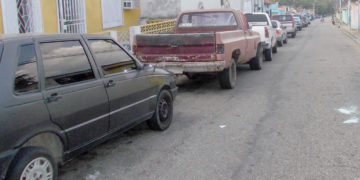 Largas colas en espera de gasolina que les habían prometido llegaba antes del referendo