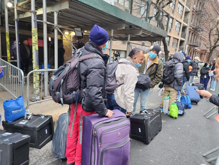Fotografía de archivo, tomada el pasado 30 de enero, en la que se registró a un grupo de migrantes venezolanos tras ser desalojados del hotel Watson en Nueva York (NY, EE.UU.). EFE/Ruth Hernández
