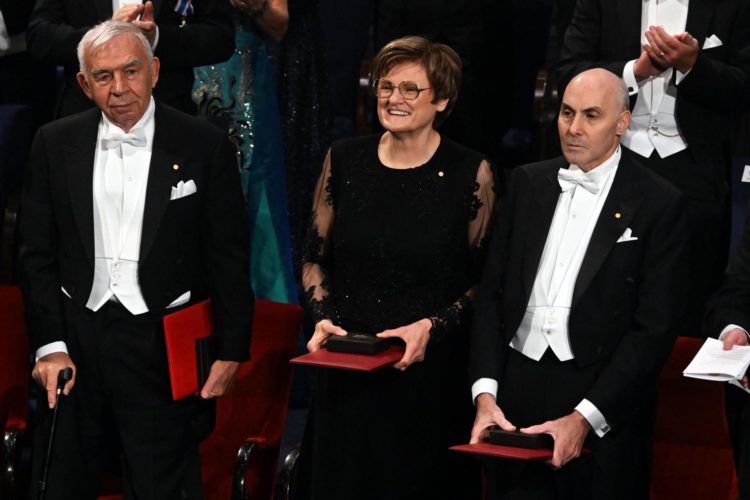 De izquierda a derecha, los premios Nobel Aleksey Yekimov, Katalin Kariko y Drew Weissman durante la ceremonia de entrega en Estocolmo. EFE/EPA/SZILARD KOSZTICSAK HUNGARY OUT