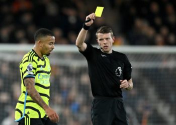 La FA prueba cámaras en cuerpo de árbitros para evitar malos comportamientos de jugadores