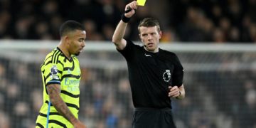 La FA prueba cámaras en cuerpo de árbitros para evitar malos comportamientos de jugadores