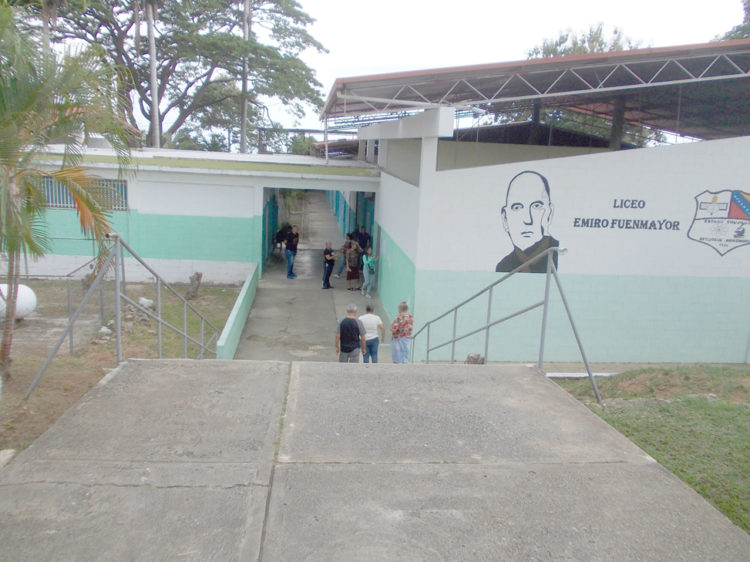 Liceo Emiro Fuenmayor de Betijoque, amplios pasillos y amplia lista para votar soledad total.